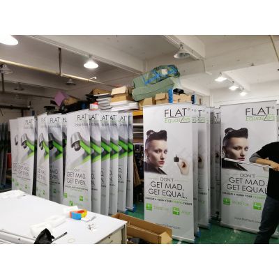 專業(yè)定制，品質(zhì)呈現(xiàn) 深圳戶外噴繪寫真廣告與PVC易拉寶展架海報(bào)制作指南